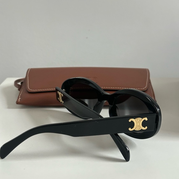 TRIOMPHE 01 SUNGLASSES IN ACETATE
Light wear. No visible scratches on lens - Picture 3 of 6